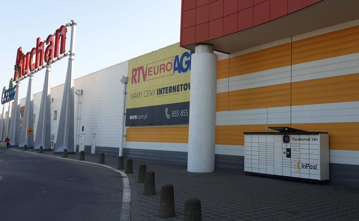Paczkomat GDA53N Przy wejściu do sklepu Jysk