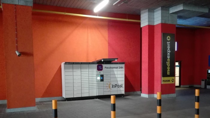 Поштомат GDA54N Przy wejściu do galerii z parkingu dolnego
