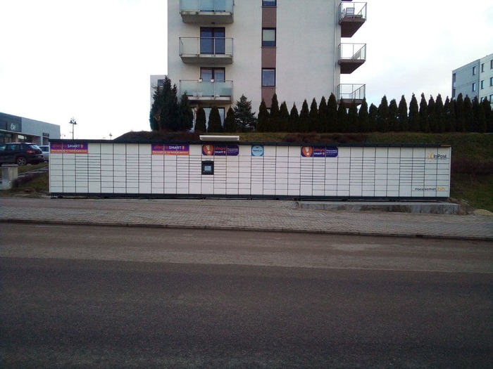 Поштомат GDA56M na szczycie bloku 19 od strony parkingu