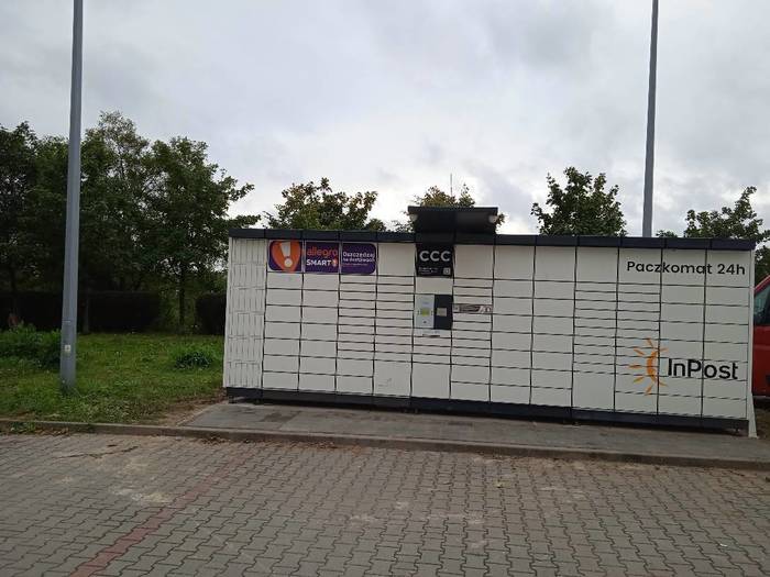 Paczkomat GDA66N na parkingu