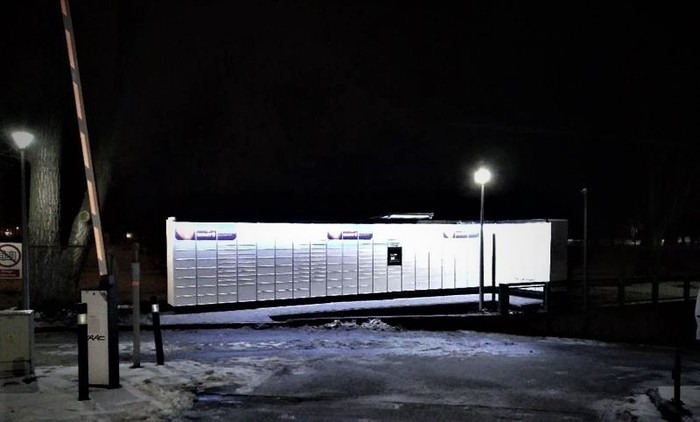 Paczkomat GDA88M po lewej stronie na końcu parkingu