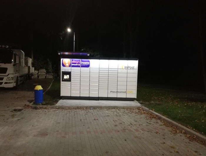 Paczkomat GDK01M Po prawej stronie od wjazdu na stację.