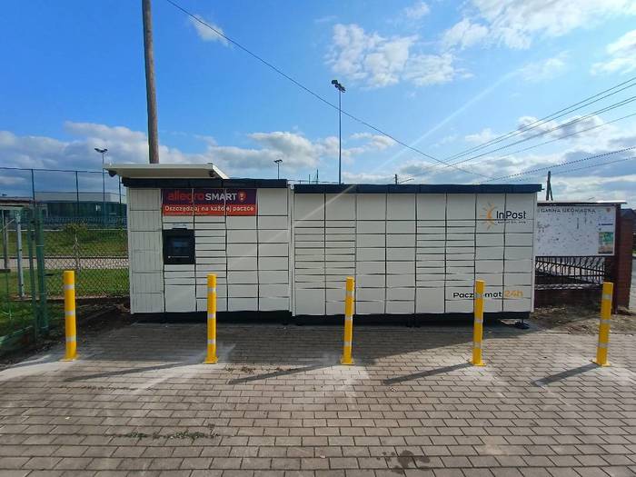 Parcel Locker GDK02M Przy sklepie spożywczym.