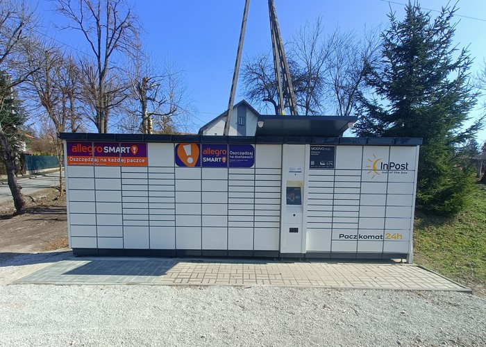 Parcel Locker GDU01A przy skrzyżowaniu