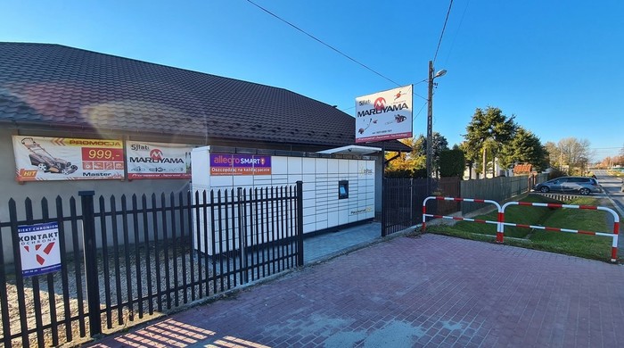 Paczkomat GDW02M Przy parkingu z boku posesji