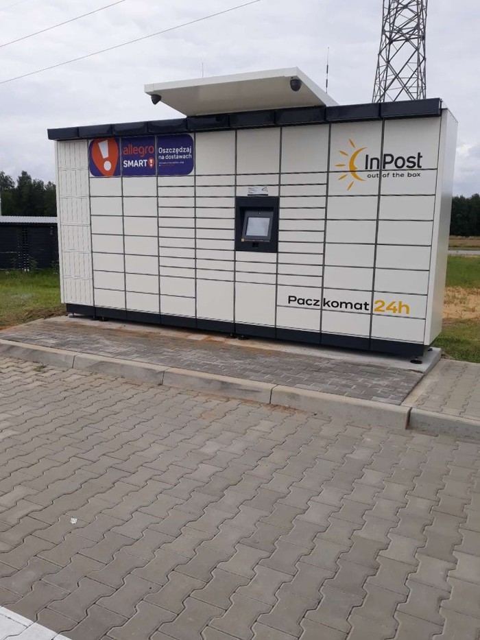 Paczkomat GDX01M Przy parkingu.