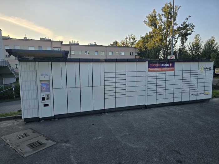 Paczkomat GDY01B tył marketu Kaufland