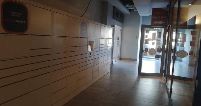 Paczkomat GDY02HO na korytarzu I poziomu -wejście od ul.Niskiej