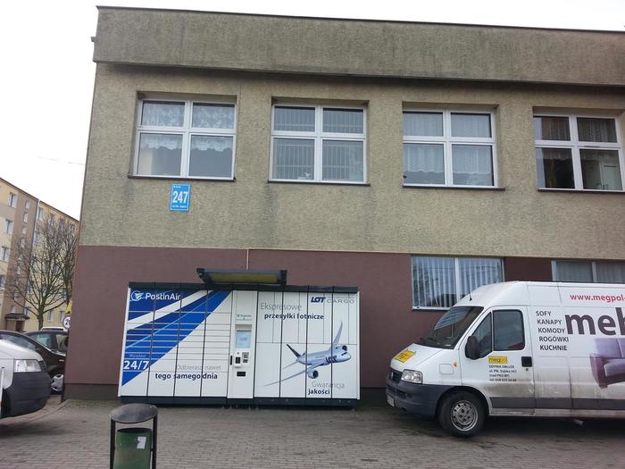 Paczkomat GDY04B Przy budynku administracji spółdzielni mieszkaniowej