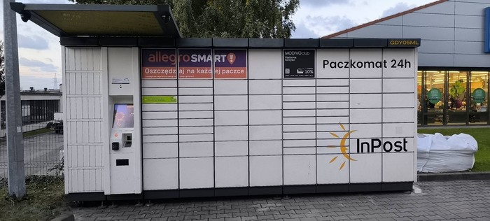 Paczkomat GDY05ML na terenie stacji paliw Moya