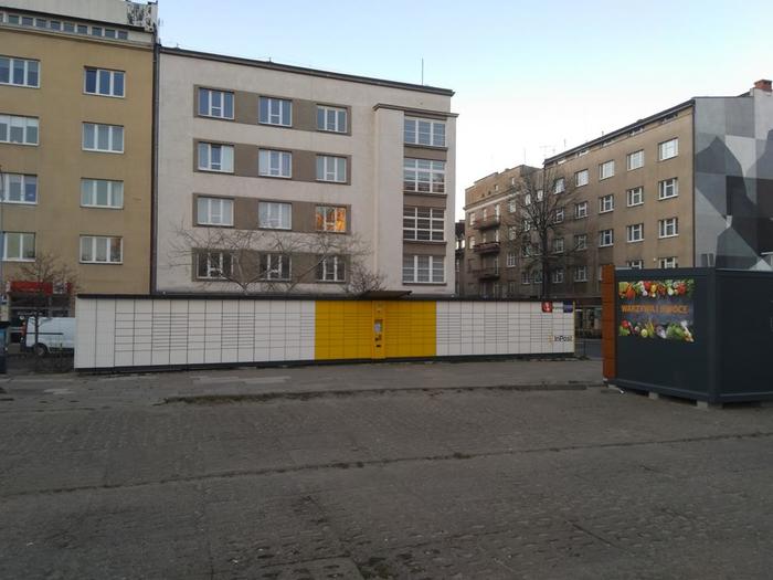 Paczkomat GDY07A na parkingu strzeżonym