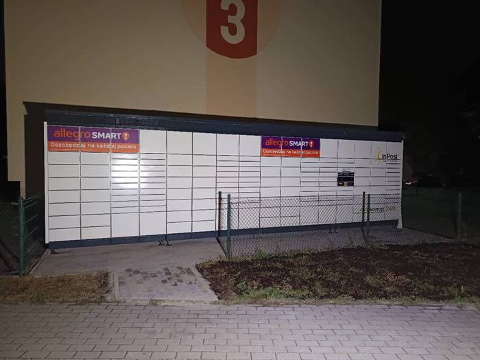 Paczkomat GDY07BAPP przy budynku mieszkalnym
