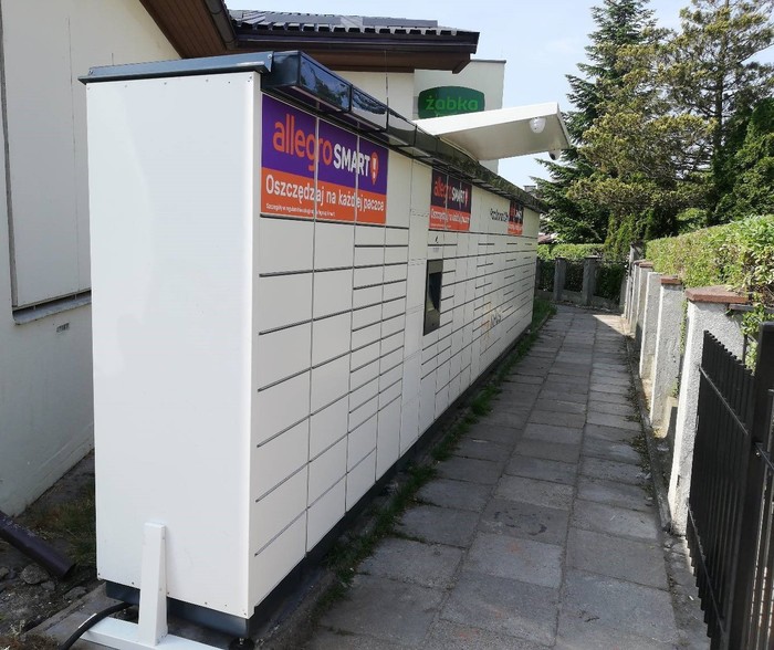 Parcel Locker GDY08M W przejściu między ulicą Tymiankową i Poziomkową przy sklepie Żabka