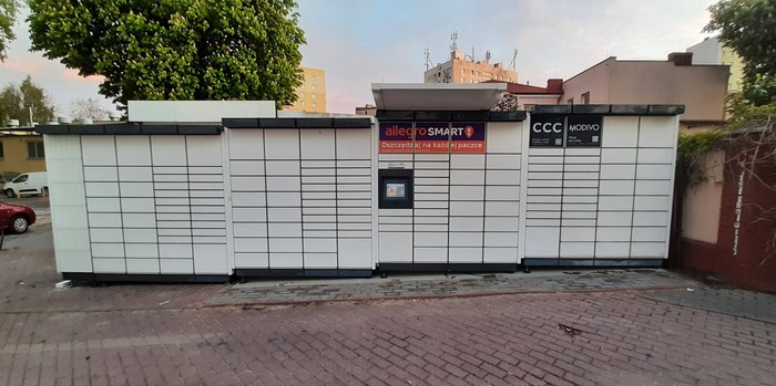 Paczkomat GDY122M przy parkingu SKM Leszczynki i supermarkecie