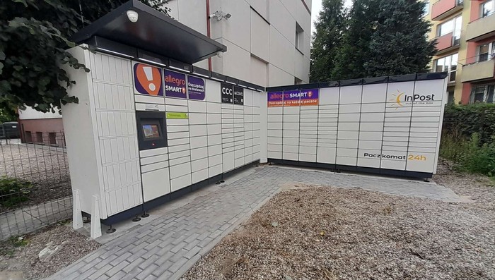 Paczkomat GDY12M Po prawej stronie nieruchomości
