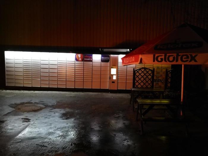Paczkomat GDY16A Przy Dworcu PKP Chylonia i markecie Biedronka