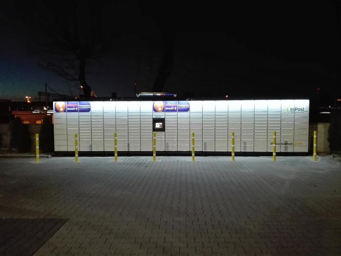 Paczkomat GDY28M przy parkingu Lidla