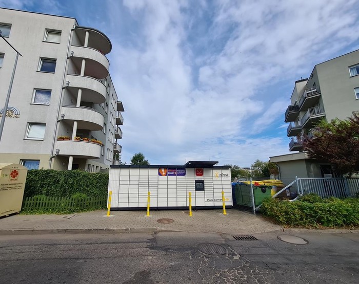 Paczkomat GDY33M zatoka parkingowa obok bloku