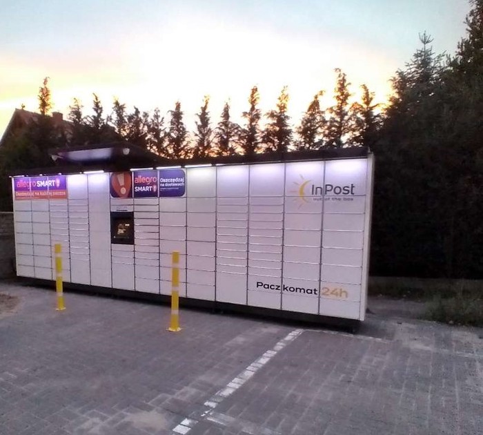 Paczkomat GDY65M obok sklepu