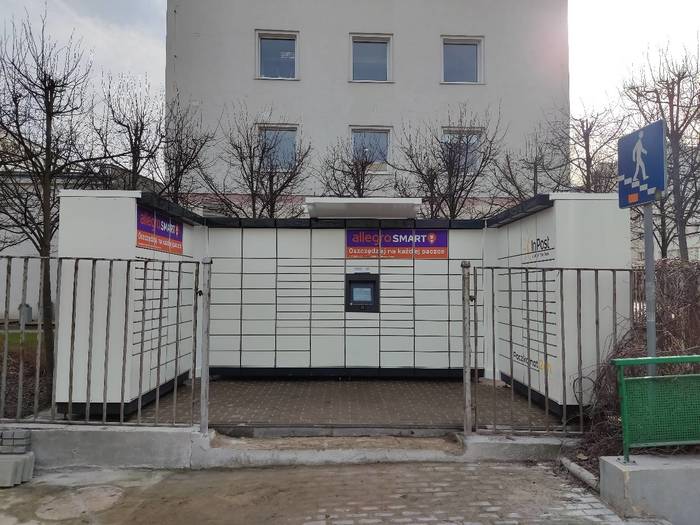 Paczkomat GDY85M przy budynku biurowym