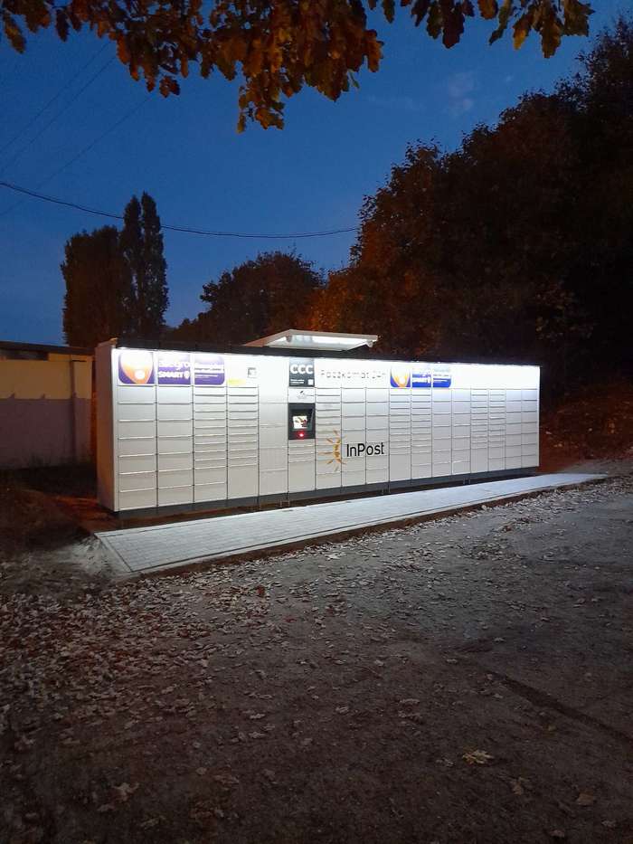 Paczkomat GDY96M Przy parkingu samochodowym