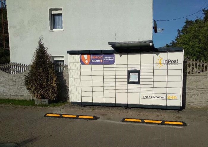 Paczkomat GEK01M Na parkingu