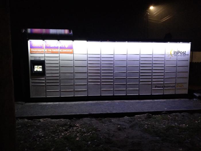 Paczkomat GFL01M Na parkingu sklepu Lewiatan