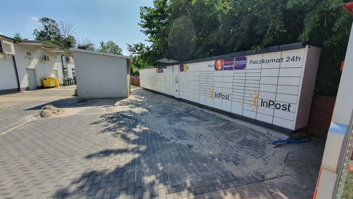 Paczkomat GGK01A Za drogerią Rossmann