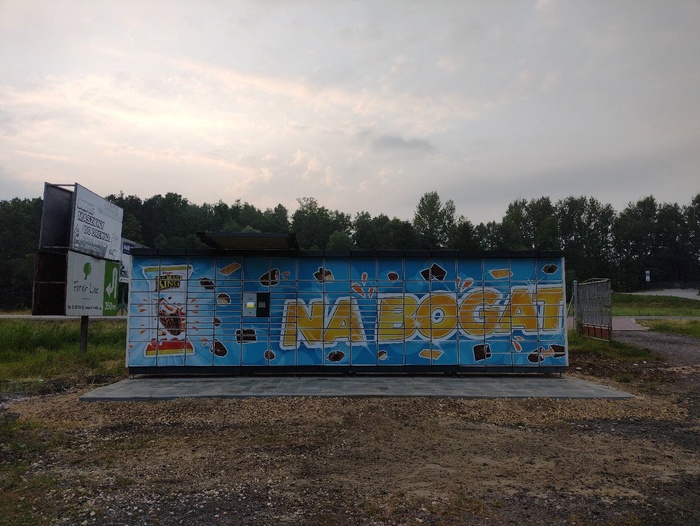 Paczkomat GGO02N Prywatna Posesja przed domem