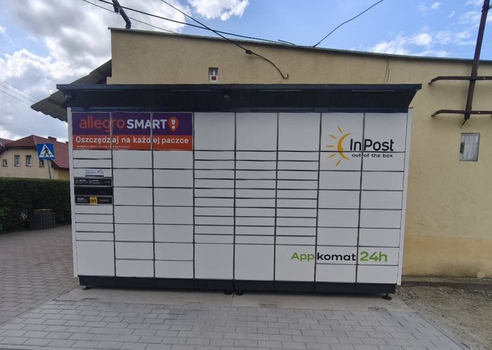 Paczkomat GHG01BAPP na prawo od wejścia do sklepu