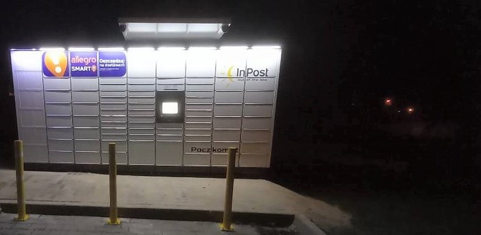 Paczkomat GIB01M na parkingu