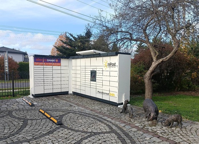 Paczkomat GIE03M na parkingu delikatesów