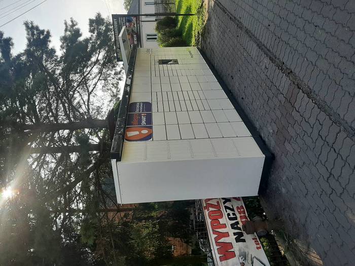 Paczkomat GII01M Przed wejściem do sklepu