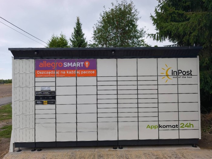 Paczkomat GINK01BAPP przy parkingu