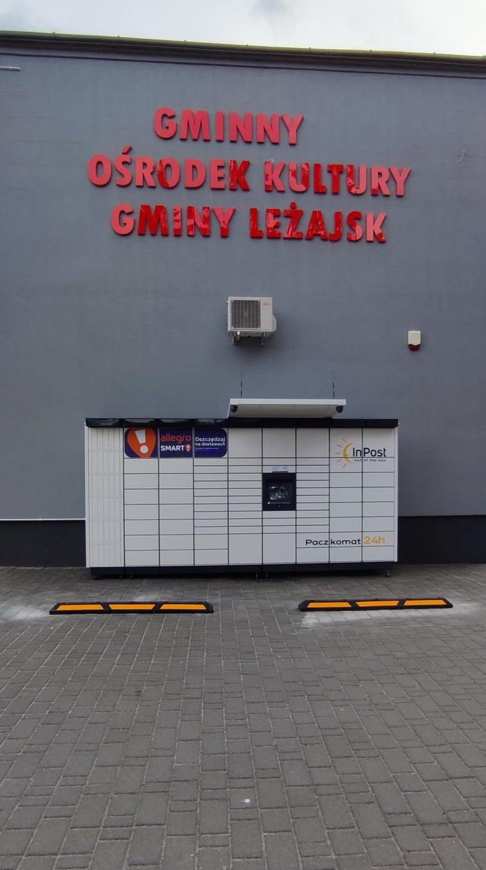 Paczkomat GIW01M Z boku budynku