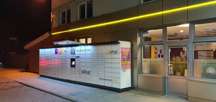 Paczkomat GJN01M Po lewej stronie od wejścia na stację paliw Shell