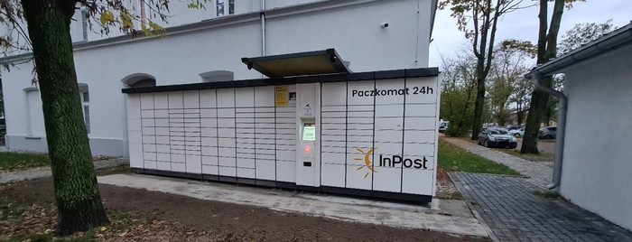 Paczkomat GKA01A Obok strażnicy w byłych koszarach
