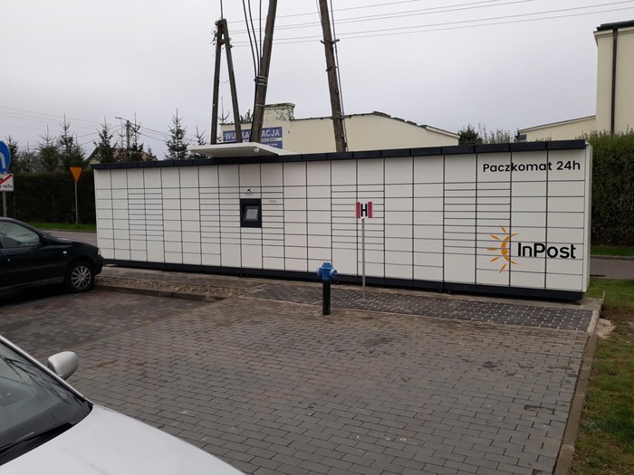 Paczkomat GKA02M Na parkingu sklepu Lidl
