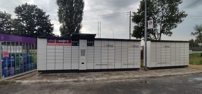 Paczkomat GKA03A przy wyjeździe ze stacji Pegas