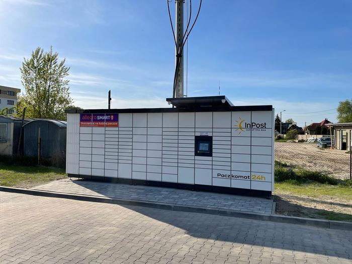 Paczkomat GKA06M Na parkingu przy sklepie Biedronka