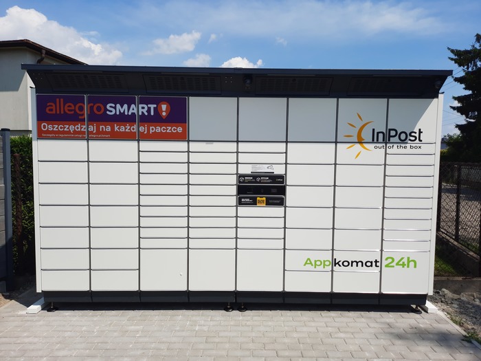 Paczkomat GKK01BAPP na parkingu