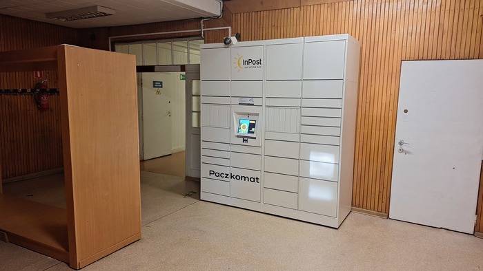Paczkomat GKK01HP Pomieszczenie szatni w szpitalu uzdrowiskowym