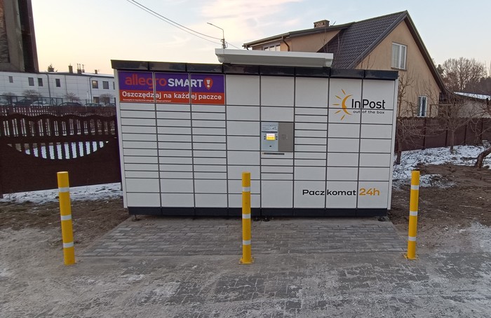 Paczkomat GKO01N parking przed sklepem