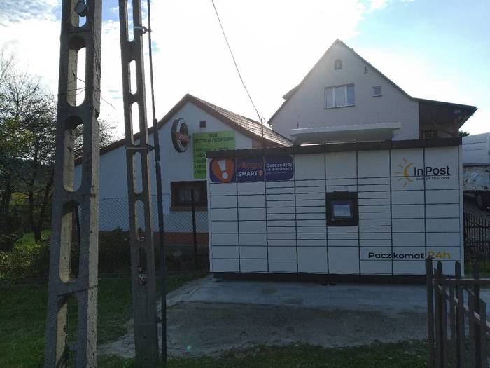 Paczkomat GKX01M przy sklepie spożywczym