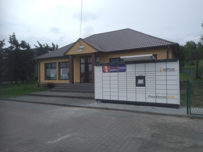 Paczkomat GLA01M Na parkingu sklepu