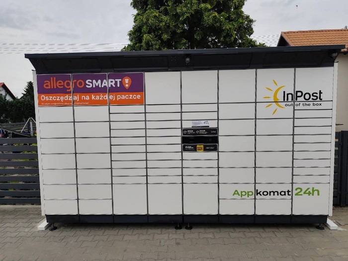 Paczkomat GLAQ01BAPP na parkingu