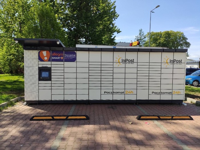 Parcel Locker GLB02M Na parkingu przed CCC