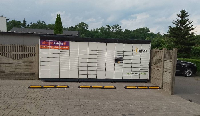 Paczkomat GLH01BAPP parking przed posesją