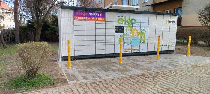 Parcel Locker GLI01APP przed budynkiem mieszkalnym Góry Chełmskiej 27