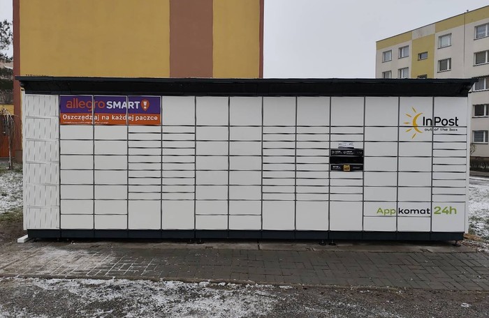 Поштомат GLI01BAPP na parkingu przed budynkiem Tarnogórska 48